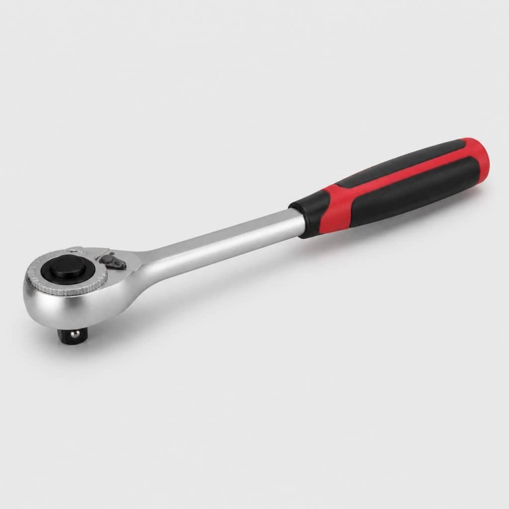 Clé à cliquet à carré 1/2" en chrome vanadium, manche rouge et noir, sur fond clair